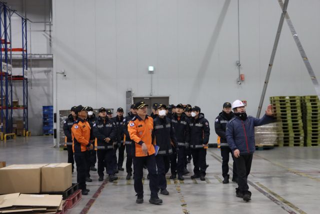 이천소방서 장동권 서장이 신임 소방공무원들과 함께 중점관리대상인 물류창고를 방문해 화재예방컨설팅 실시했다. 이천소방서 제공.