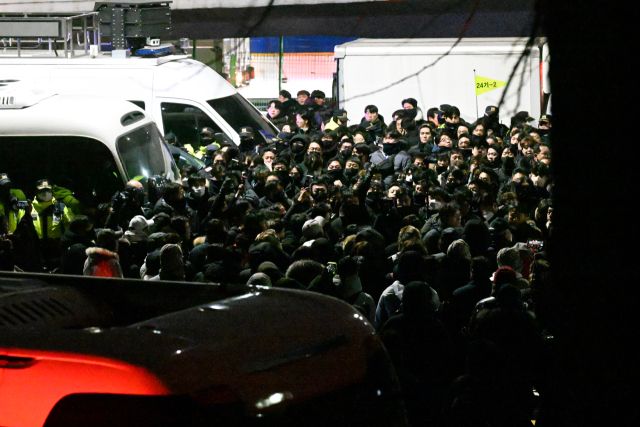 15일 오전 한남동 관저 앞에 경찰 체포조가 집결해 있다.조주현기자