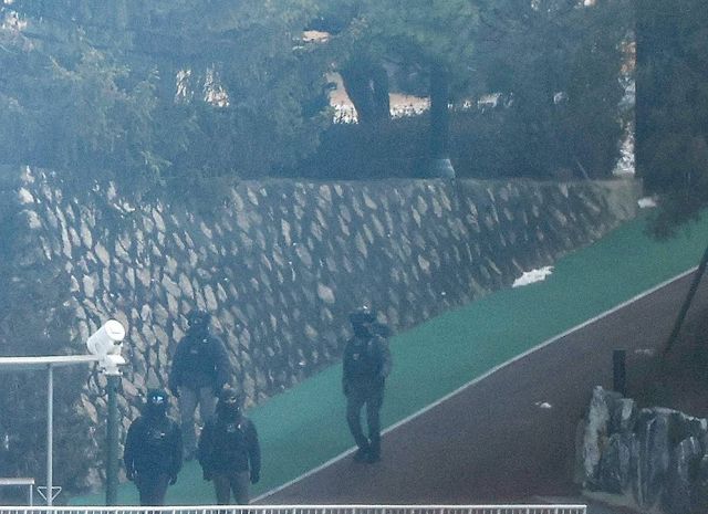 한남동 관저 순찰하는 경호처 직원. 연합뉴스