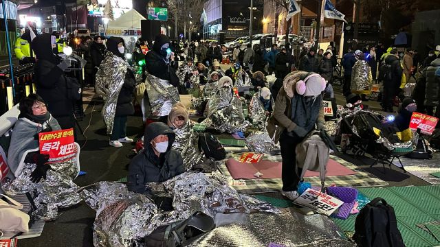 15일 오전 4시30분께 진보 성향 단체들은 대통령 관저와 가까운 일신홀 인근에 모여 집회를 이어가고 있다. 오종민기자