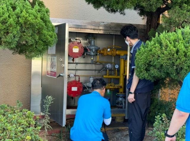 지난해 도시가스 공급사 직원이 도시가스 시설물을 점검하고 있다. 인천경제청 제공