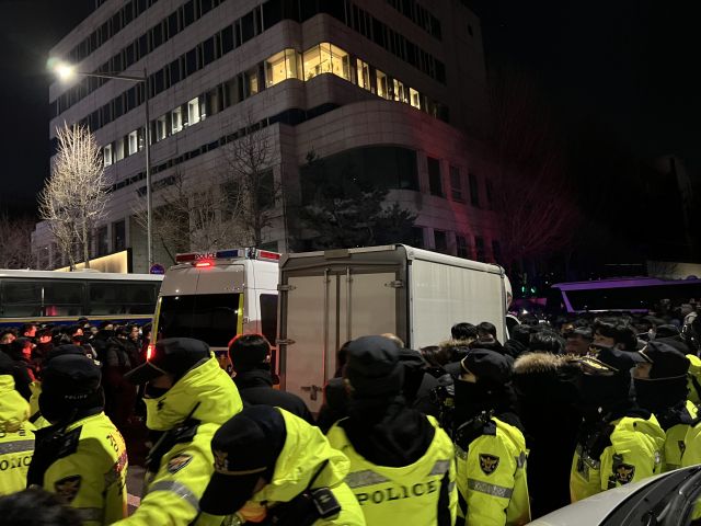 15일 2차 윤석열 대통령 영장집행이 시작되고 경찰 공용차량들이 관저 출입을 시도하고 있다. 박소민기자