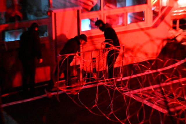 15일 오전 한남동 관저 앞에 경찰 체포조가 도착하자 경호처 관계자들이 철조망을 설치하고 있다.조주현기자