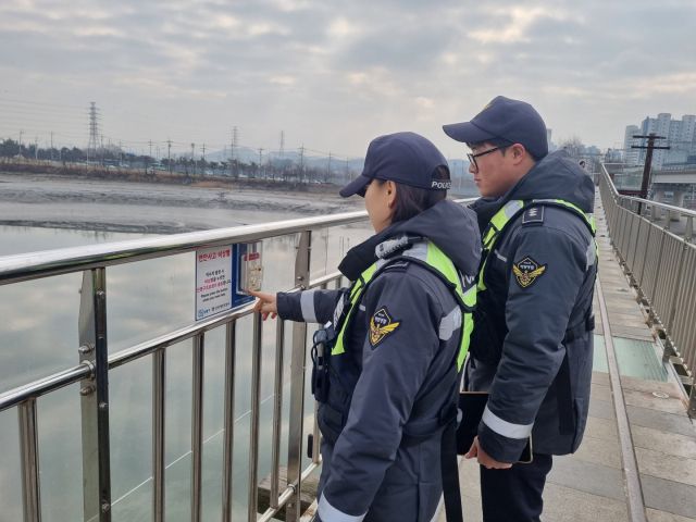 인천해양경찰서 경찰관들이 안전순찰을 하고 있다. 인천해양경찰서 제공