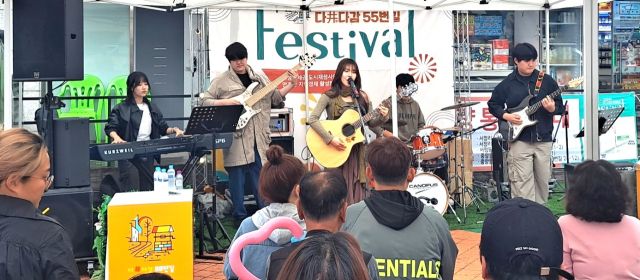 지난해 평택시 서정역세권인 다정다감55번길에서 열린 축제에 참석한 예술인들이 재능을 펼치고 있다. 평택시 제공