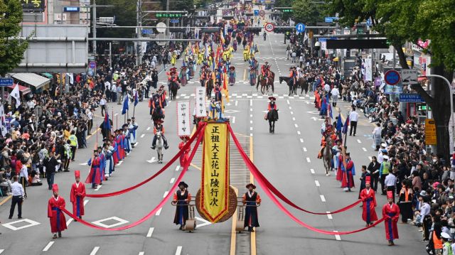 지난해 10월 제61회 정조대왕능행차 공동재현의 본행렬이 수원시내를 지나고 있는 가운데 많은 시민들이 축제를 즐기고 있다. 수원시 제공