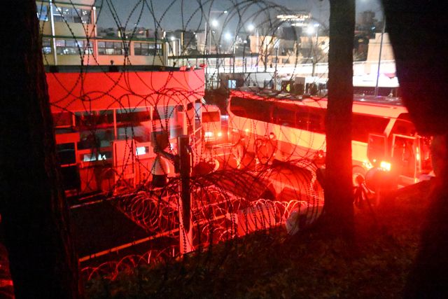 15일 오전 한남동 관저 앞에 경찰 체포조가 도착하자 경호처 관계자들이 철조망을 설치하고 있다.조주현기자