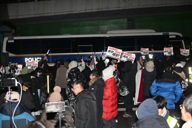 경찰, 한남동 관저 기동대 배치 시작 [포토뉴스]