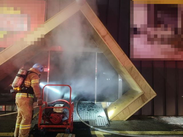 포천소방서 대원이 가구점에서 발생한 화재를 진압하고 있다. 포천소방서 제공