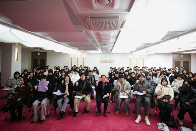 지난 13일 남양주시청 여유당에서 열린 동계 대학생 행정 체험 연수 오리엔테이션을 마치고 주광덕 시장과 대학생들이 기념촬영을 하고 있다. 남양주시 제공