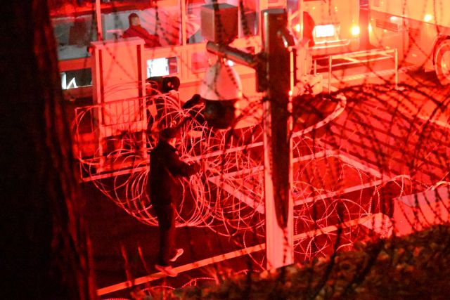 15일 오전 한남동 관저 앞에 경찰 체포조가 도착하자 경호처 관계자들이 철조망을 설치하고 있다.조주현기자