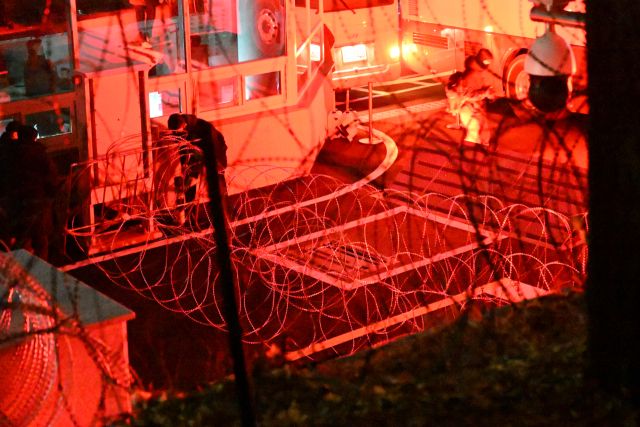 15일 오전 한남동 관저 앞에 경찰 체포조가 도착하자 경호처 관계자들이 철조망을 설치하고 있다.조주현기자