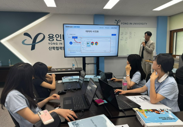 용인대학교 산학협력단이 관내 학생들과 디지털 기반 창의융합체험 프로그램 ‘융프라’ 체험 프로그램을 진행하고 있다. 용인대 제공