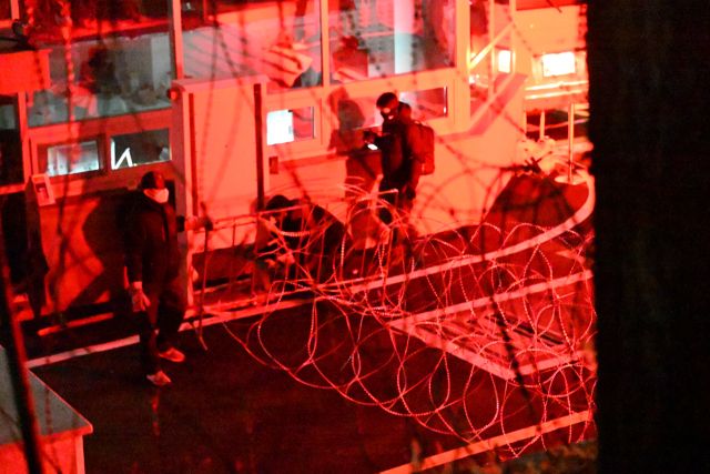 15일 오전 한남동 관저 앞에 경찰 체포조가 도착하자 경호처 관계자들이 철조망을 설치하고 있다.조주현기자