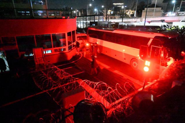 15일 오전 한남동 관저 앞에 경찰 체포조가 도착하자 경호처 관계자들이 철조망을 설치하고 있다.조주현기자