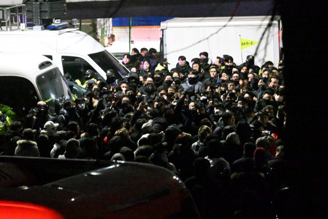 15일 오전 한남동 관저 앞에 경찰 체포조가 집결해 있다.조주현기자