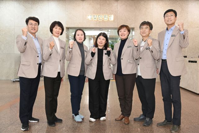 수원시청 본관에 위치한 새빛민원실 앞에서 복잡한 민원을 처리해주는 베테랑공무원들이 기념촬영을 하고 있다. 수원시 제공