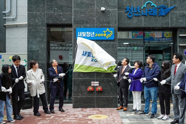 이재준 시장을 비롯한 관계자들이 청년들에게 저렴하게 제공하는 역세권 공공임대주택 새빛청년존 1호 입주기념식에서 현판 제막을 하고 있다. 수원시 제공