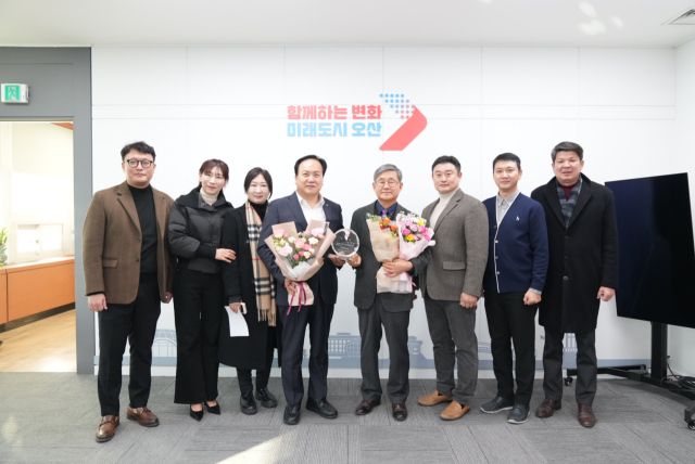 이권재 시장이 심재철 회장을 명예시장으로 위촉한 후 기념사진을 촬영했다.