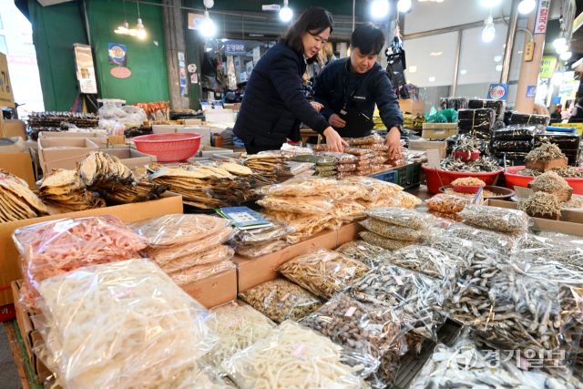 설 연휴를 2주일여 앞둔 15일 오전 수원특례시 팔달구 못골시장에서 국립농산물품질관리원 수원사무소 관계자들이 육류, 과일 등 농식품 원산지 일제 점검을 하고 있다. 김시범기자