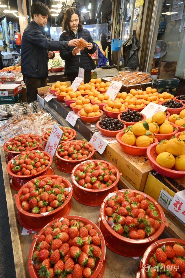 설 연휴를 2주일여 앞둔 15일 오전 수원특례시 팔달구 못골시장에서 국립농산물품질관리원 수원사무소 관계자들이 육류, 과일 등 농식품 원산지 일제 점검을 하고 있다. 김시범기자