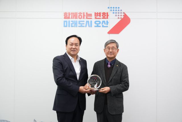 이권재 시장이 심재철 회장을 명예시장으로 위촉한 후 기념사진을 촬영했다.