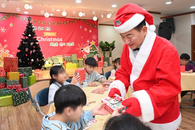김동근 의정부시장이 지난해 크리스마스를 맞아 산타 복장으로 관내 아동 보호 시설을 방문해 선물을 전달하고 있다. 의정부시 제공