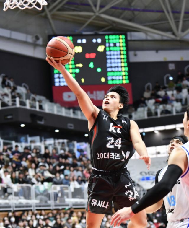 프로농구 수원 KT에 새로 합류한 아시아쿼터 포인트가드 JD 카굴랑안이 삼성을 상대로 데뷔전을 치르고 있다.KBL 제공