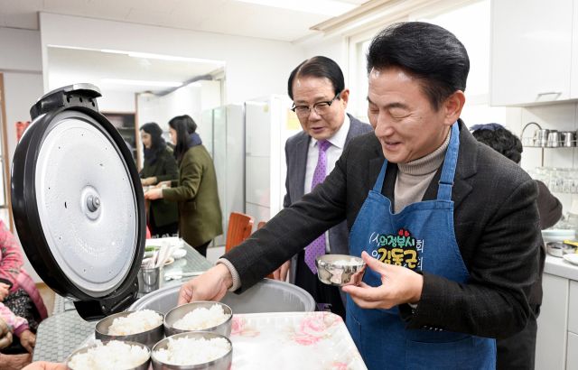 김동근 의정부시장이 관내 한 아파트단지 경노당에서 점심급식 봉사를 하고 있다. 의정부시 제공