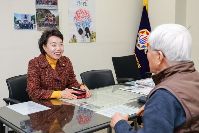 하영주 의장dl 지난 13일 보훈회관을 방문해 회원들과 함께 현안에 대해 대화를 나누고 있다. 과천시의회 제공