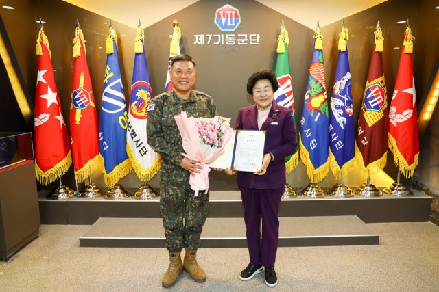 이천시 김경희 시장이 지나해 대설피해 긴급 복구에 협조한 7군단에게 감사장을 전달했다. 이천시 제공.