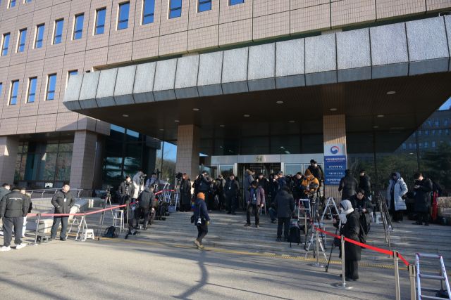 윤석열 대통령 체포영장이 집행된 15일 과천 공수처 청사에서 취재진이 윤 대통령 압송을 기다리고 있다. 공동취재