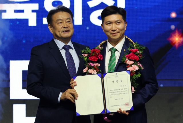 제42대 대한체육회장으로 당선된 유승민 전 IOC 위원(오른쪽)이 김대년 선거운영위원장으로부터 당선증을 받고 있다.연합뉴스