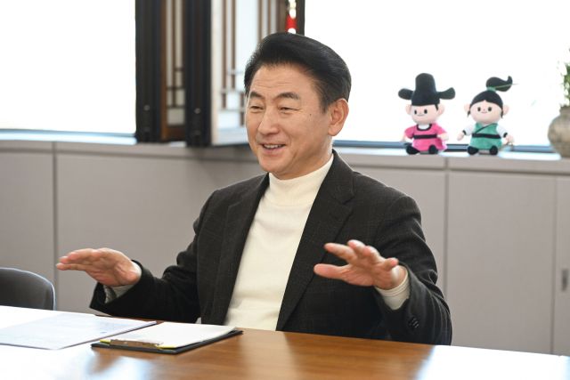 김동근 의정부시장이 경기일보와의 인터뷰에서 2025년 새해 시정운영 방안을 설명하고 있다. 의정부시 제공