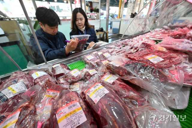 설 연휴를 2주일여 앞둔 15일 오전 수원특례시 팔달구 못골시장에서 국립농산물품질관리원 수원사무소 관계자들이 육류, 과일 등 농식품 원산지 일제 점검을 하고 있다. 김시범기자