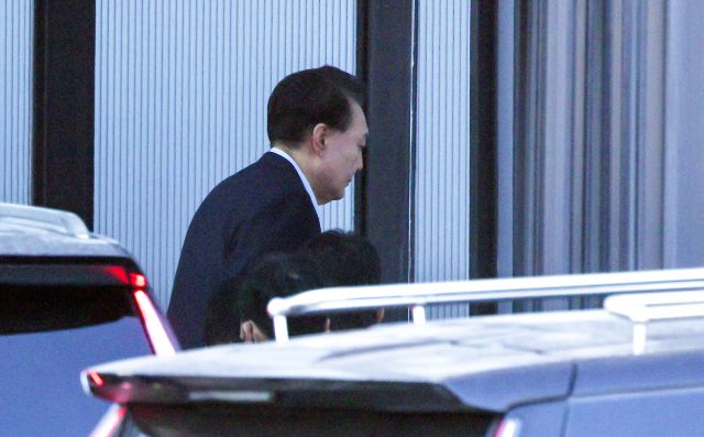 내란 우두머리, 직권남용 권리행사 방해 혐의로 공수처에 체포된 윤석열 대통령이 15일 오전 정부과천청사 내 고위공직자범죄수사처로 들어가고 있다. 공동취재