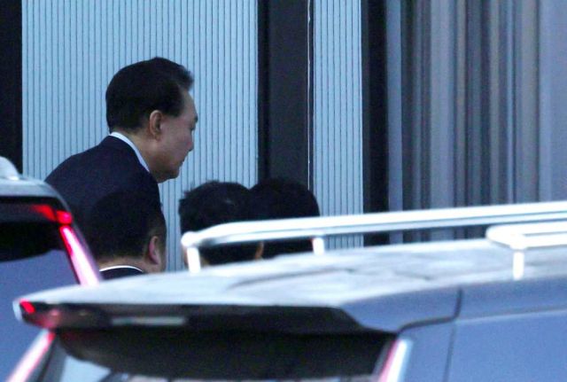 내란 우두머리와 직권남용 권리행사 방해 혐의로 공수처에 체포된 윤석열 대통령이 15일 오전 정부과천청사 내 고위공직자범죄수사처로 들어가고 있다. 공동취재