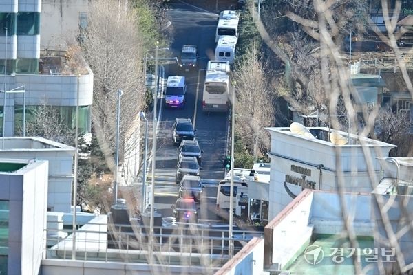 고위공직자범죄수사처와 경찰이 윤석열 대통령에 대한 2차 체포영장 집행에 나선 15일 용산구 한남동 대통령 관저에서 대통령이 탑승한 것으로 추정되는 경호차량이 밖으로 이동하고 있다. 홍기웅기자