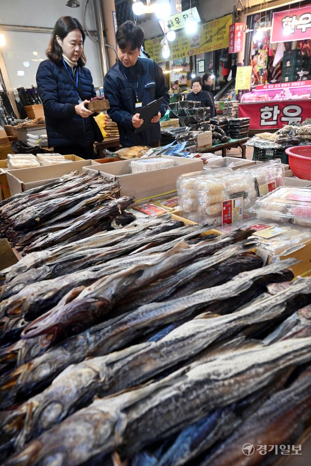 설 연휴를 2주일여 앞둔 15일 오전 수원특례시 팔달구 못골시장에서 국립농산물품질관리원 수원사무소 관계자들이 육류, 과일 등 농식품 원산지 일제 점검을 하고 있다. 김시범기자