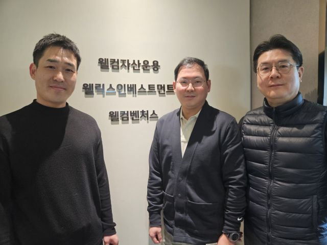 (왼쪽부터) 김태성 ㈜에스티리테일 대표와 서종호 웰컴벤처스 부장, 이승휘 전무가 투자유치 논의를 한 뒤 기념 촬영을 하고 있다. 인천TP 제공
