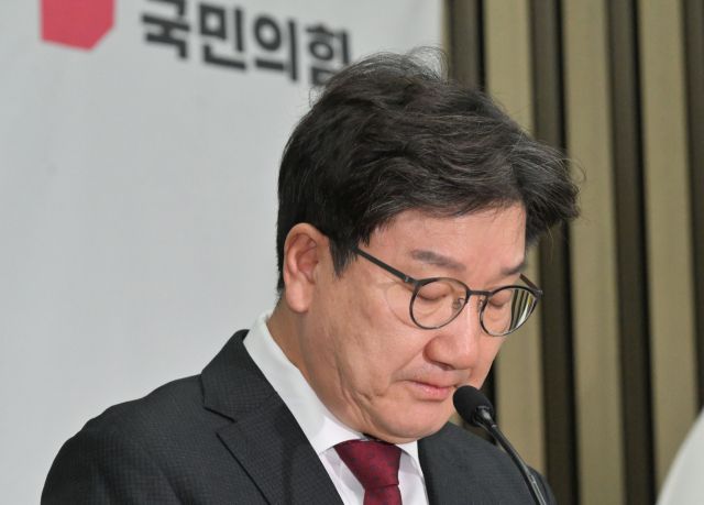 권성동 국민의힘 원내대표가 16일 오전 국회에서 열린 의원총회에서 전날 체포된 윤 대통령 관련 발언을 하는 중 목이 메여 말을 잠시 말을 잇지 못하고 있다.조주현기자