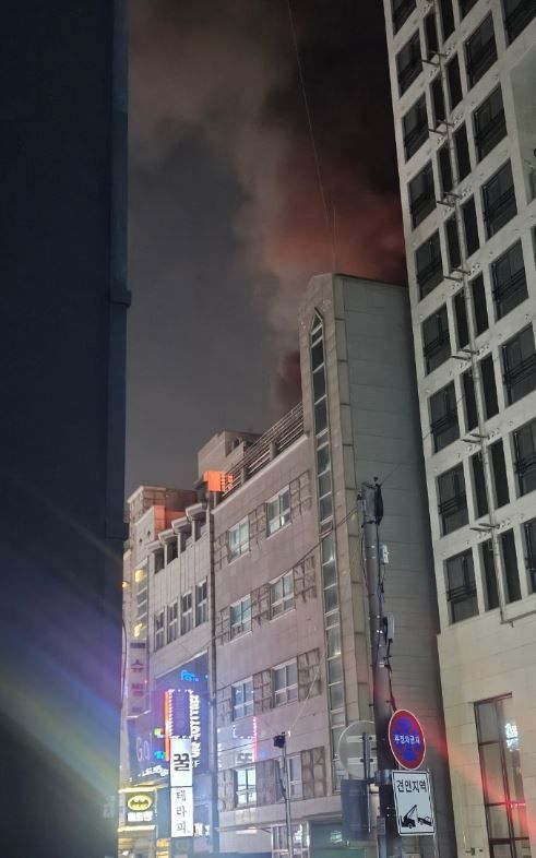 16일 오후 8시6분께 수원시 팔달구 인계동의 한 상가건물에서 불이 났다. 화재 현장 모습. 경기도소방재난본부 제공