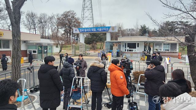 16일 오전 의왕 서울구치소 앞에 취재진들이 대기하고 있다. 윤석열 대통령이 지난 15일 이곳 구인피의자 대기실에서 하룻밤을 보낸 가운데 공수처는 윤 대통령이 건강상 이유로 출석 연기를 요청했다며 조사를 오후 2시부터 재개한다고 밝혔다. 윤원규기자