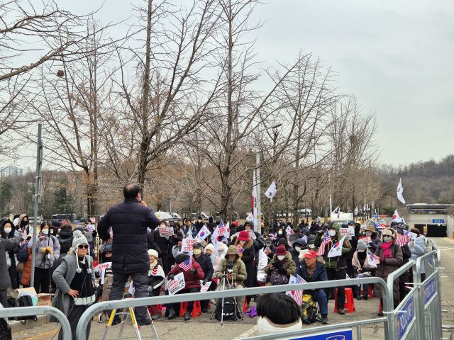 16일 오전 11시께 과천 중앙동 정부청사 앞에서 윤석열 대통령의 체포가 무효라고 주장하는 집회가 열렸다. 김한울기자
