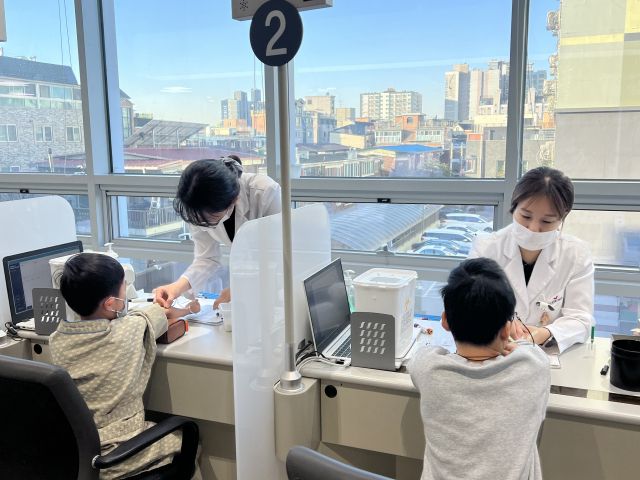 KH한국건강관리협회 경기도지부는 15일 아동복지시설인 ‘수원희망의집’ 아동·청소년을 대상으로 사회공헌 건강검진을 진행했다. 건협 경기도지부 제공