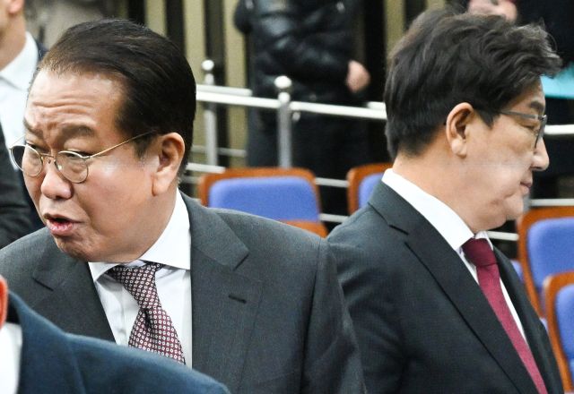 권영세 국민의힘 비상대책위원장과 권성동 원내대표가 16일 오전 서울 여의도 국회에서 열린 의원총회에 참석하며 의원들과 인사하고 있다.조주현기자