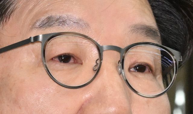 권성동 국민의힘 원내대표가 16일 오전 국회에서 열린 의원총회에서 전날 체포된 윤 대통령 관련 발언을 하는 중 목이 메여 말을 잠시 말을 잇지 못하고 있다.조주현기자