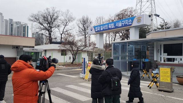 16일 오전 의왕 서울구치소 앞에 취재진들이 대기하고 있다. 윤석열 대통령이 지난 15일 이곳 구인피의자 대기실에서 하룻밤을 보낸 가운데 공수처는 윤 대통령이 건강상 이유로 출석 연기를 요청했다며 조사를 오후 2시부터 재개한다고 밝혔다. 윤원규기자