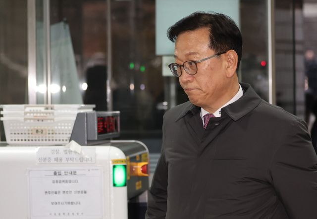 윤석열 대통령이 체포적부심사에 불출석한 16일 오후 서울 서초구 중앙지방법원에서 윤석열 대통령 측 석동현 변호사가 법정으로 향하고 있다. 공동취재