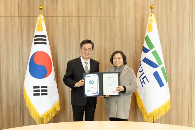 김동연 경기도지사가 17일 집무실에서 인재근 신임 경기도경제과학진흥원 이사장에게 임명장을 수여한 후 기념촬영을 하고 있다. 경기도 제공